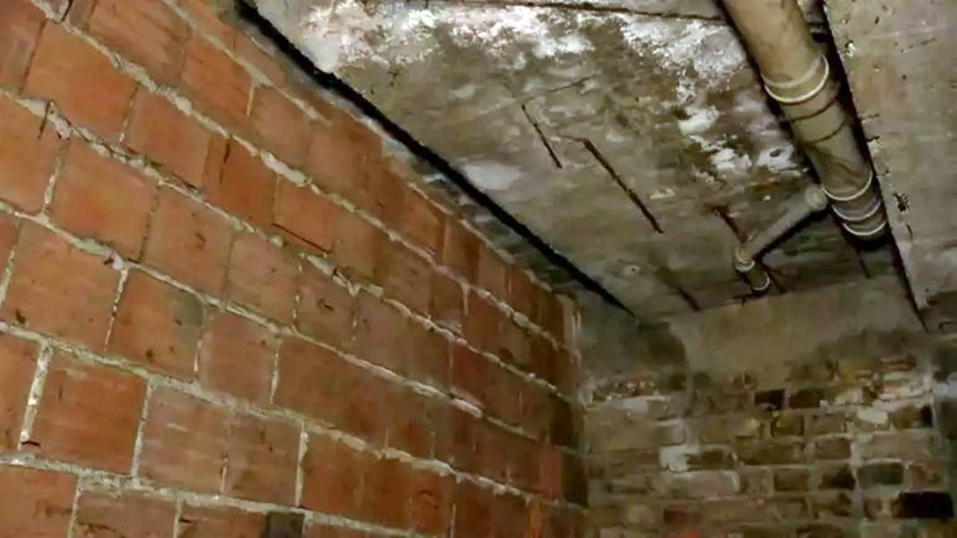 Dökülen binanın önünden geçmeye dahi korkarken istenen kira bedeli 'Pes' dedirtti! Resmen 60 yıllık 'tabutta' yaşıyorlar 3